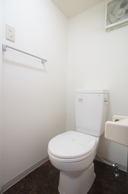 トイレ　白を基調にした空間で清潔感のあるトイレです♪