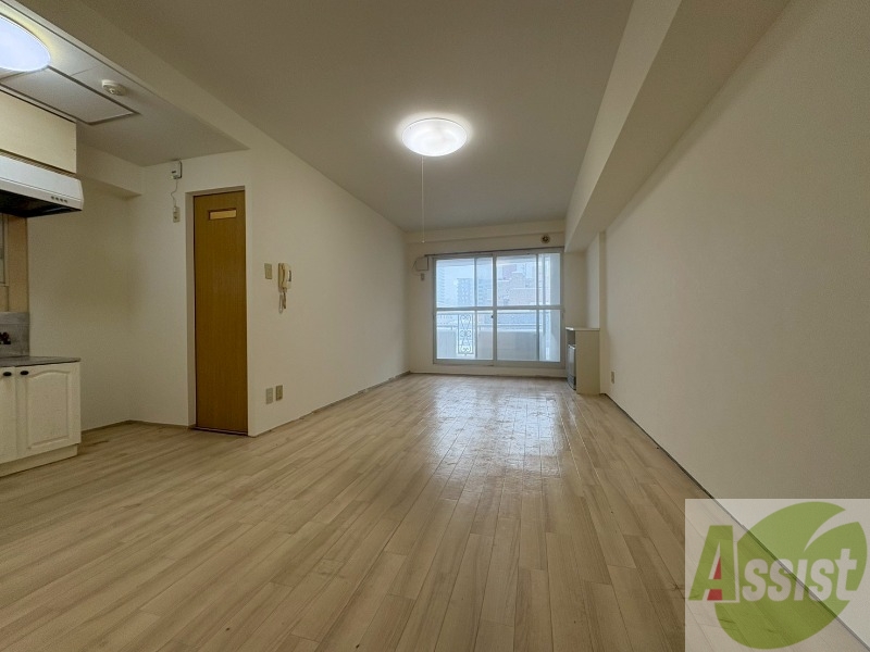 居室・リビング　木目のフローリングは落ち着きのある印象のお部屋になりますね。
