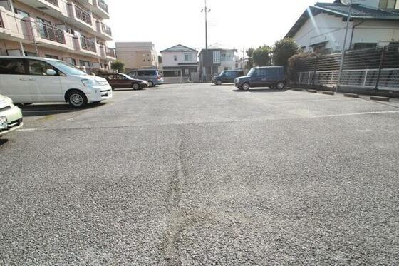 駐車場　駐車場があるので、車を買う予定の方も安心です