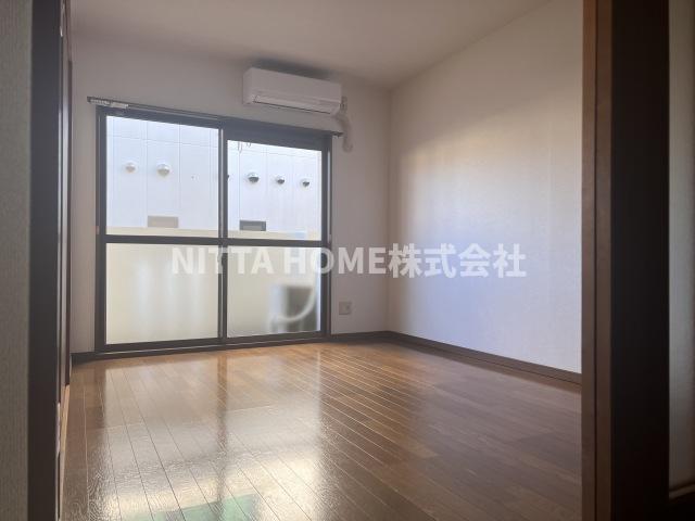 居室・リビング　こちらは６帖の洋室です★