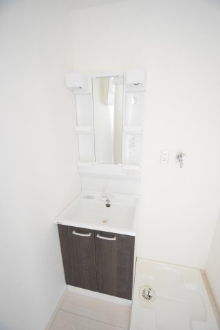 洗面設備　ゆったりとスペースのある洗面所
