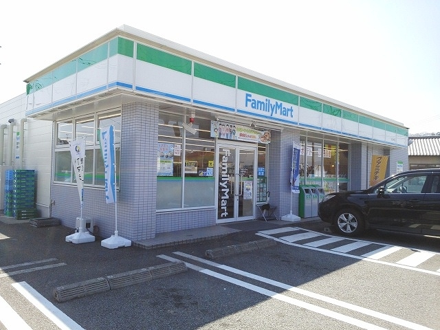 コンビニ　ファミリーマート（コンビニ）まで550m