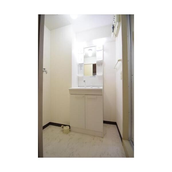 洗面設備　※写真は同じマンションの違う部屋のものになります。