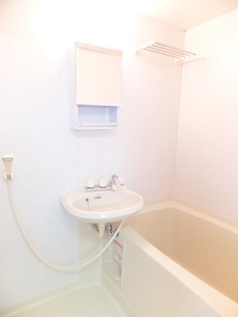 バス・シャワールーム　※写真は反転別部屋です