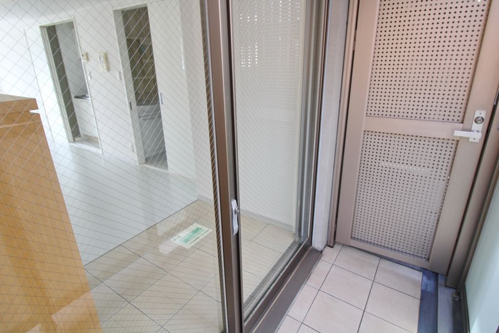 玄関　同物件別部屋写真
