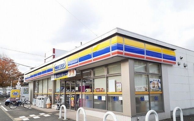 コンビニ　ミニストップ様（コンビニ）まで300m