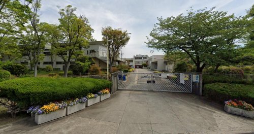 中学校　豊中市立第八中学校（中学校）まで735m