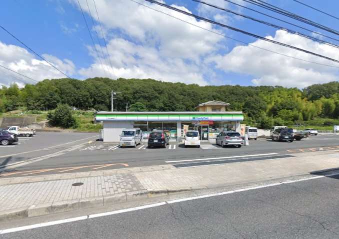 コンビニ　ファミリーマート（コンビニ）まで670m