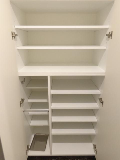 玄関　収納豊富　玄関