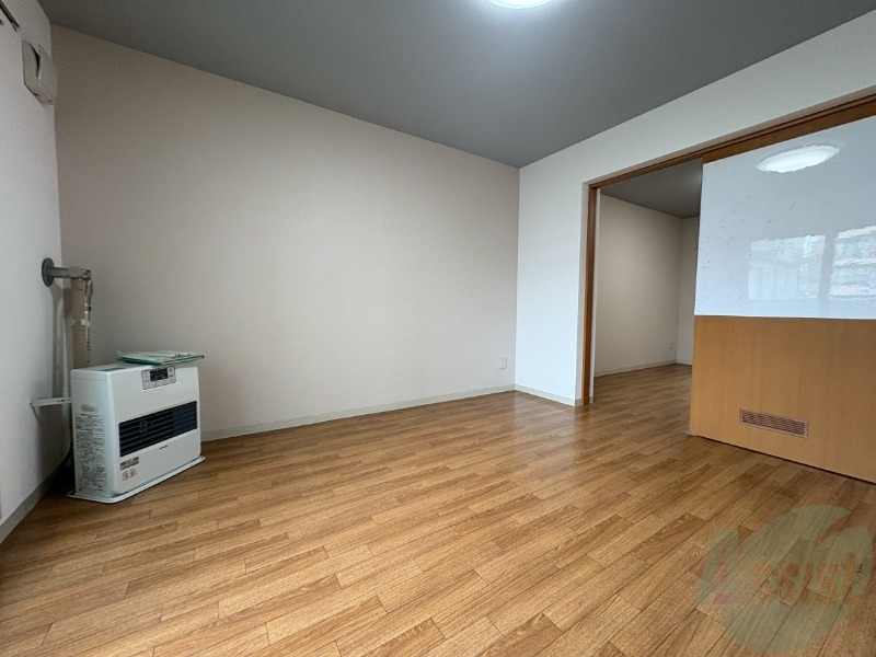 居室・リビング　木目のフローリングは落ち着きのある印象のお部屋になりますね。