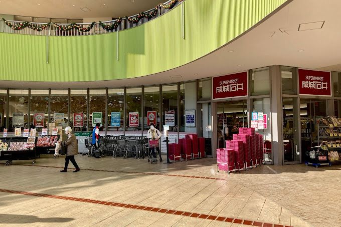 スーパー　成城石井 東京ドームラクーア店（スーパー）まで520m