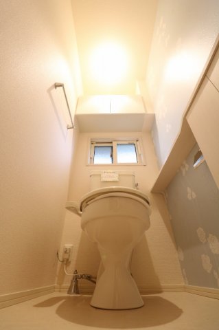 トイレ　落ち着いた色調のトイレです