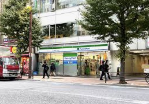 コンビニ　ファミリーマート新宿七丁目店（コンビニ）まで152m