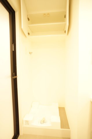 その他設備　洗濯機置き場の上部には収納棚があり、小物入れに便利です。