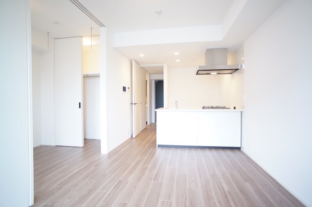 居室・リビング　落ち着いた色合いの床と、白い建具とクロスは家具選びし易いです
