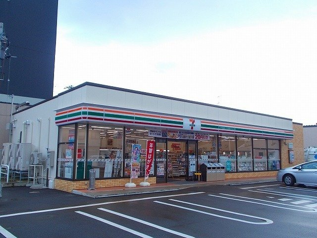 コンビニ　セブンイレブン 小矢部市役所前店（コンビニ）まで758m