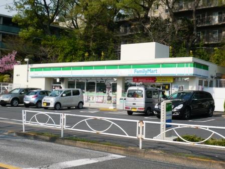 コンビニ　ファミリーマート用賀の杜店（コンビニ）まで220m