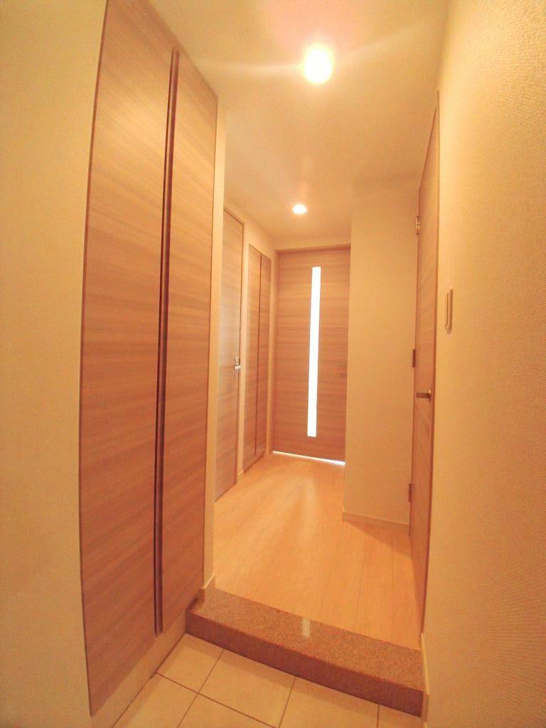 玄関　※同物件別住戸の写真を参考に掲載しております。