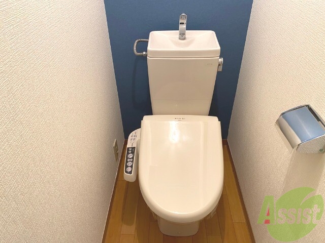 トイレ　ウォシュレット機能がついたトイレです。安心して使用できますね