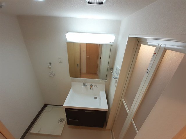 洗面設備　明るい洗面所です