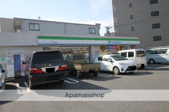 コンビニ　ファミリーマート（コンビニ）まで857m