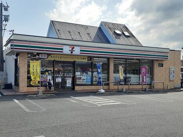 コンビニ　セブンイレブン（コンビニ）まで550m