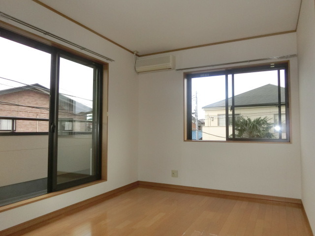 居室・リビング　２面採光のお部屋で風通しも良いんです。