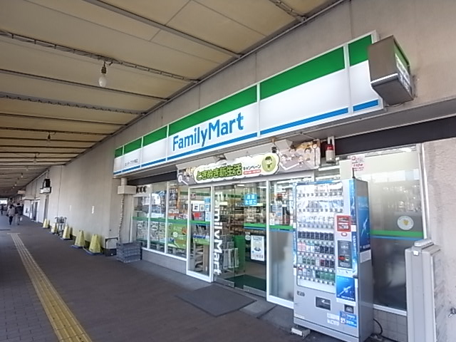 コンビニ　ファミリーマート（コンビニ）まで832m