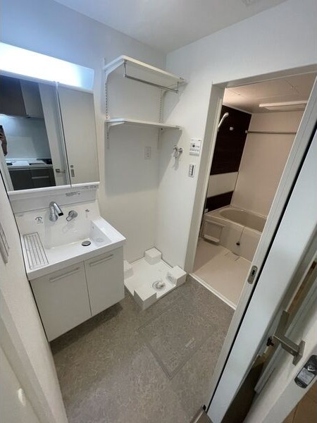 洗面設備　※同建物の別のお部屋の写真です。