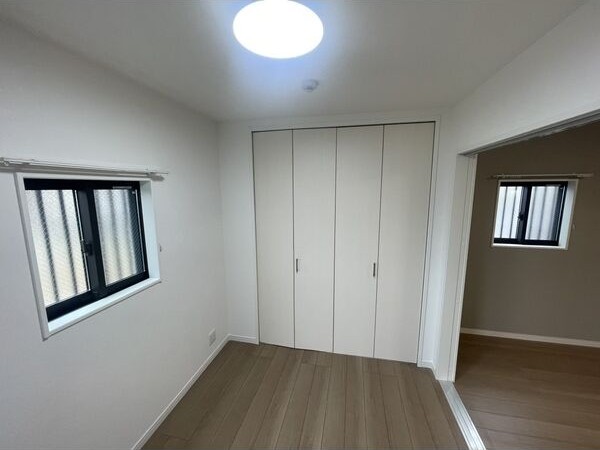 収納　※同建物の別のお部屋の写真です。
