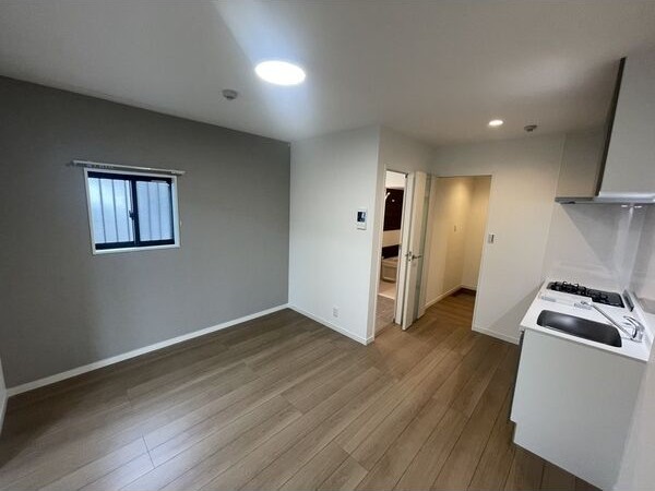 居室・リビング　※同建物の別のお部屋の写真です。