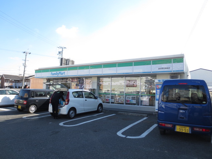 コンビニ　ファミリーマート（コンビニ）まで800m