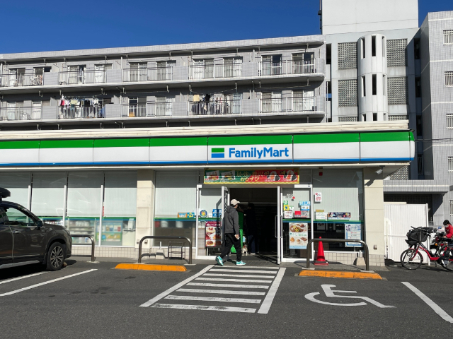 コンビニ　ファミリーマート幕張本郷三丁目店（コンビニ）まで235m
