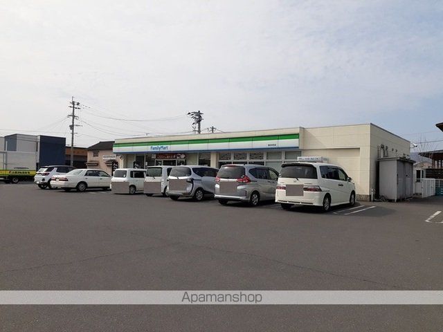 コンビニ　ファミリーマート国分向花店（コンビニ）まで820m