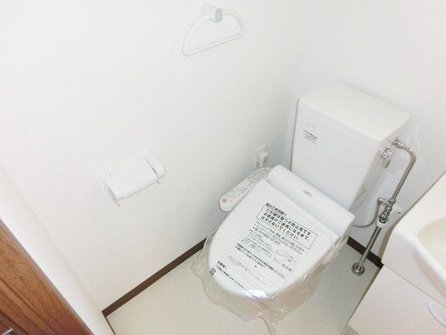 トイレ　シャワートイレ付き