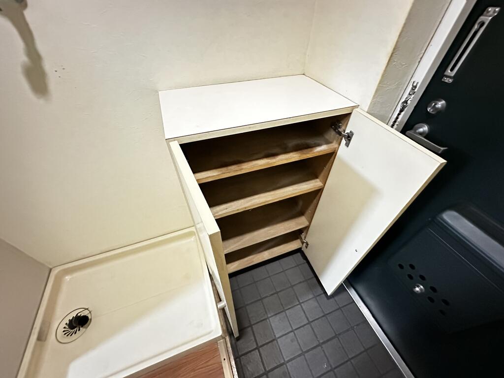 玄関　※クリーニング前の写真です。