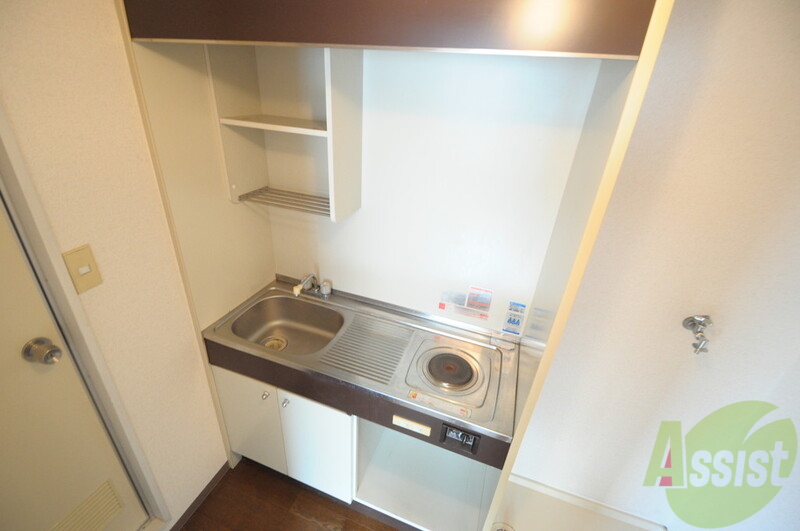 キッチン　シンプルなキッチンは電気コンロなので、お手入れも楽ちん
