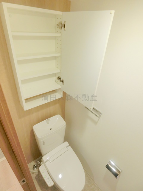 トイレ　棚収納と温水洗浄便座付きのトイレ