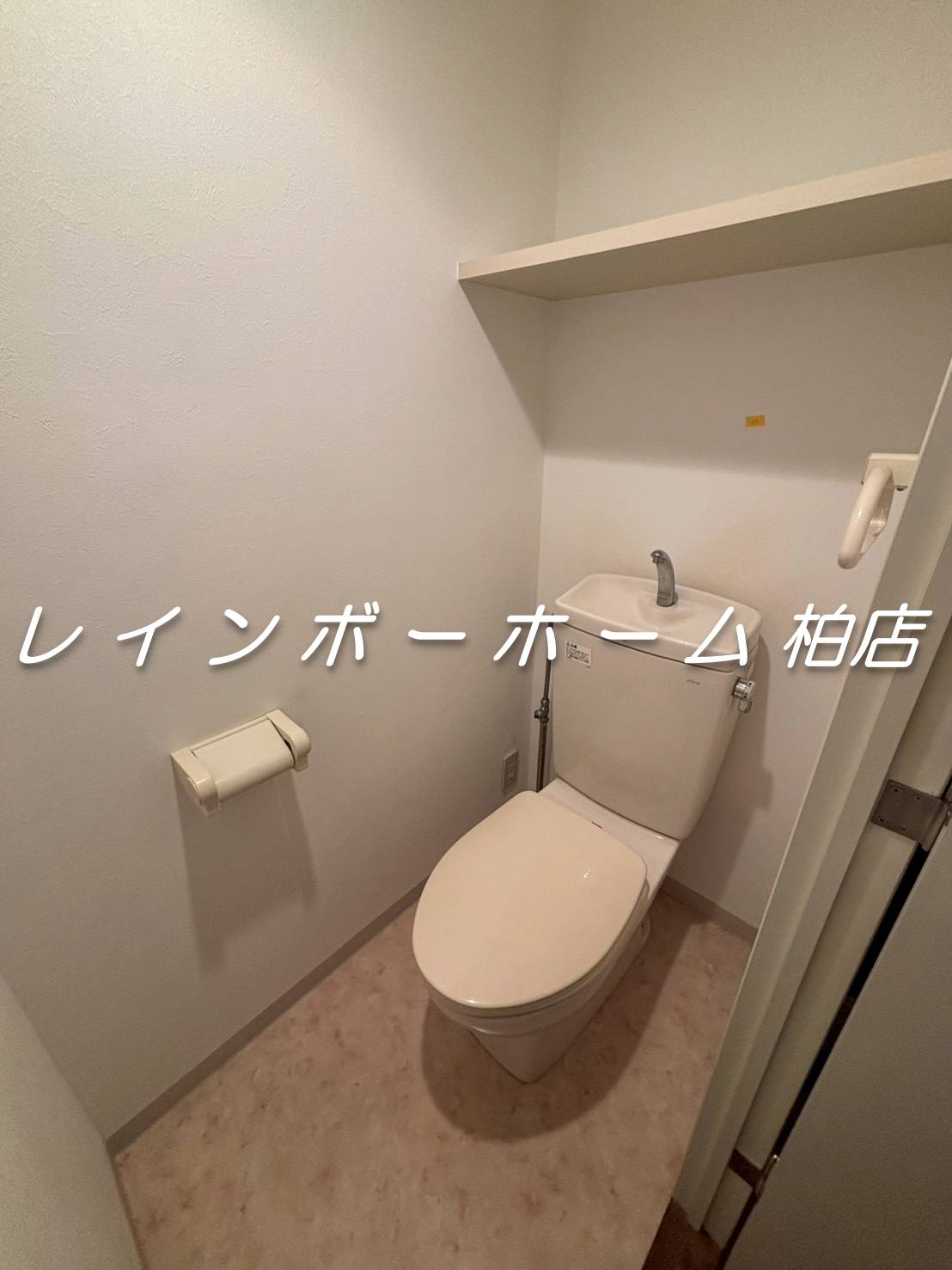 トイレ　落ち着いた色調のトイレです