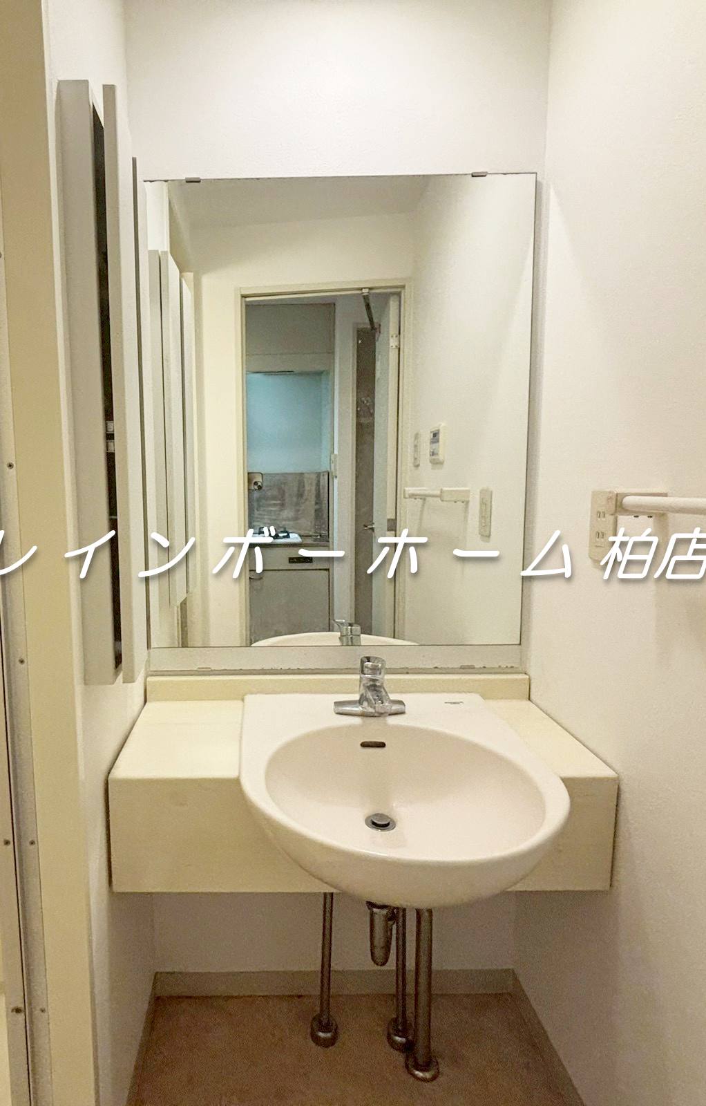 洗面設備　明るい洗面所です