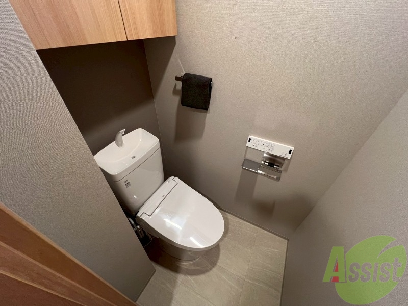 トイレ　こちらはトイレです。ピカピカなトイレで、気持ちも良いですね。