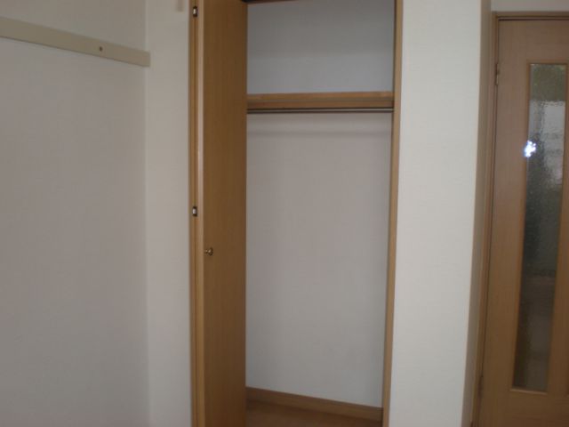 収納　シャツなども掛けられますよ。