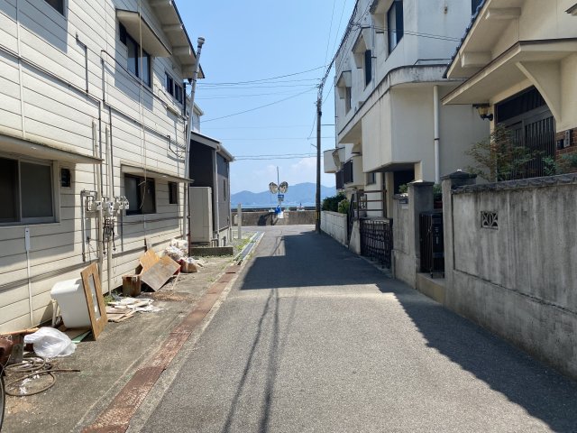 その他　綺麗に舗装された前面道路。