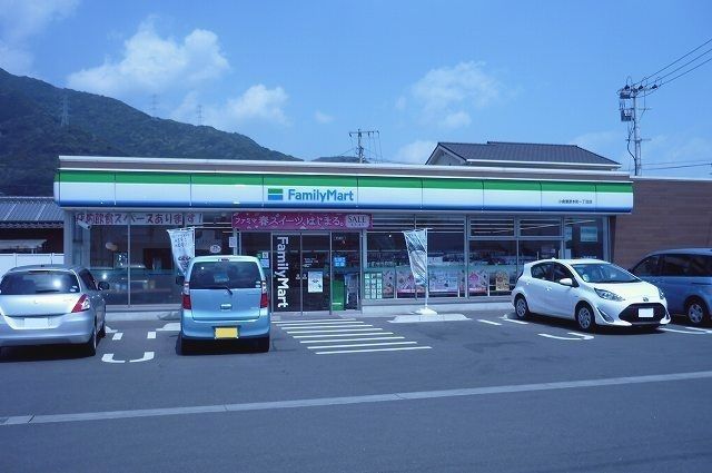 コンビニ　ファミリーマート（コンビニ）まで550m