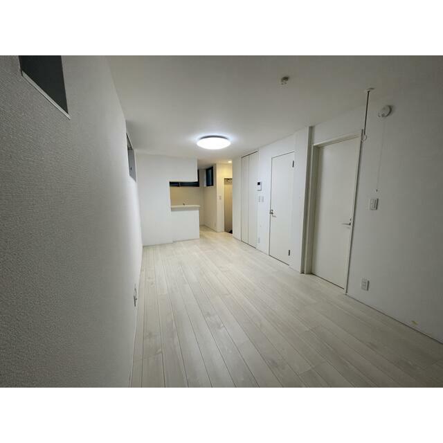 居室・リビング　扉は片面にまとまっているので、反対側に家具等が置きやすくなっ