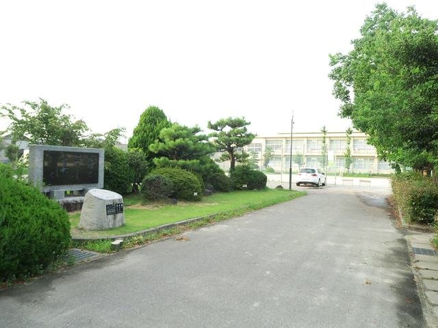 その他　六名小学校まで110m