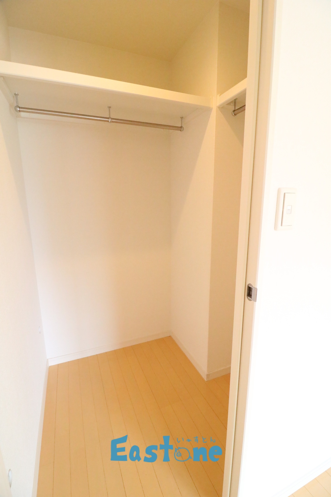 収納　奥行のあるウォークイン式クローゼット