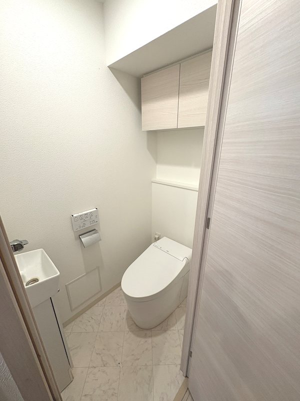 トイレ　収納・手洗い器付き