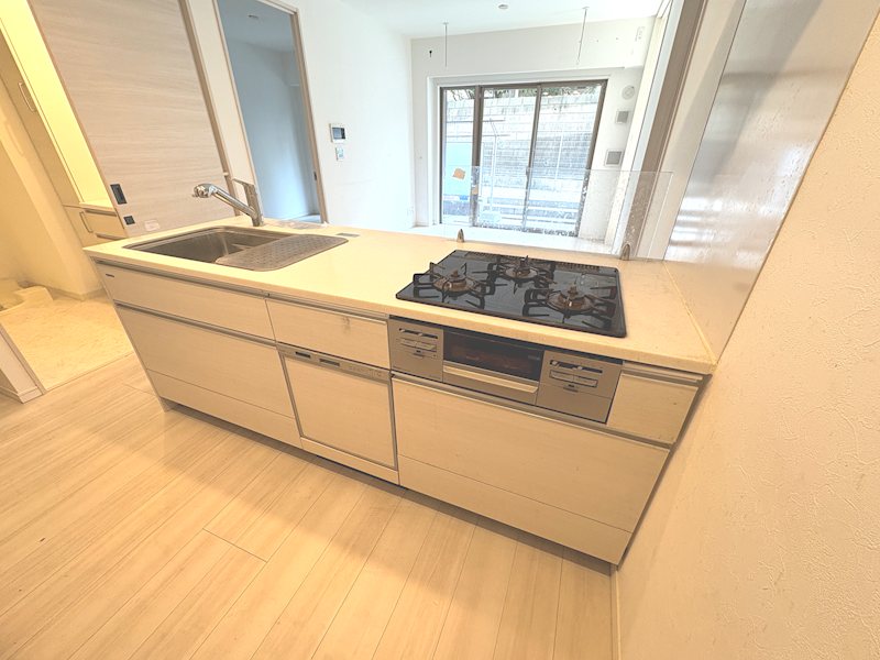 キッチン　3口コンロ付きシステムキッチン