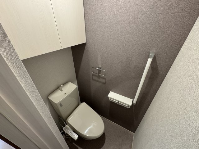 トイレ　シャワー付き暖房便座（同型タイプ）